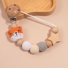 Charger l'image dans la galerie, Chaîne de tétine bébé en crochet fait main avec hochet en bois