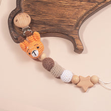 Charger l'image dans la galerie, Chaîne de tétine bébé en crochet fait main avec hochet en bois