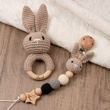 Charger l'image dans la galerie, Chaîne de tétine bébé en crochet fait main avec hochet en bois
