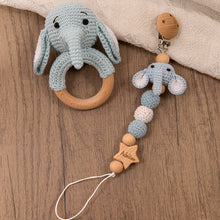 Charger l'image dans la galerie, Chaîne de tétine bébé en crochet fait main avec hochet en bois
