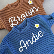 Charger l'image dans la galerie, Pull pour bébé tricoté à la main
