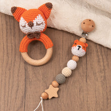 Charger l'image dans la galerie, Chaîne de tétine bébé en crochet fait main avec hochet en bois
