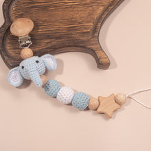 Charger l'image dans la galerie, Chaîne de tétine bébé en crochet fait main avec hochet en bois
