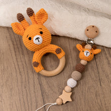 Charger l'image dans la galerie, Chaîne de tétine bébé en crochet fait main avec hochet en bois
