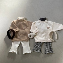 Charger l'image dans la galerie, Sweat bébé à col roulé au design minimaliste
