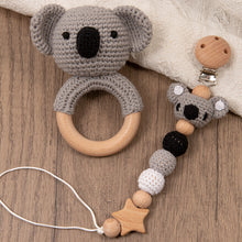 Charger l'image dans la galerie, Chaîne de tétine bébé en crochet fait main avec hochet en bois

