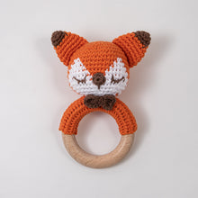 Charger l'image dans la galerie, Chaîne de tétine bébé en crochet fait main avec hochet en bois
